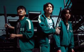 Squid Game (Serial TV 2021) Netflix 016 Hae-soo Park jako Sang-woo Jo, Jung-Jae Lee jako Gi-hun Seong, Ho-yeon Jung jako Sae-byeok Kang