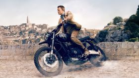 Nie czas umierac (2021) No Time to Die 012 Daniel Craig jako James Bond Na Motocyklu