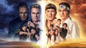 Cobra Kai (Serial TV 2018-) 014 Sezon 4 Thomas Ian Griffith jako Terry Silver, Martin Kove jako John Kreese, William Zabka jako Johnny Lawrence, Ralph Macchio jako Daniel LaRusso