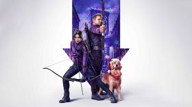 Hawkeye (Serial TV 2021) 013 Jeremy Renner jako Hawkeye (Clint Barton), Hailee Steinfeld jako Kate Bishop, Lucky the Pizza Dog