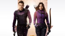 Hawkeye (Serial TV 2021) 014 Jeremy Renner jako Hawkeye (Clint Barton), Hailee Steinfeld jako Kate Bishop