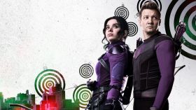 Hawkeye (Serial TV 2021) 016 Jeremy Renner jako Hawkeye (Clint Barton), Hailee Steinfeld jako Kate Bishop