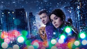 Hawkeye (Serial TV 2021) 017 Jeremy Renner jako Hawkeye (Clint Barton), Hailee Steinfeld jako Kate Bishop, Lucky the Pizza Dog