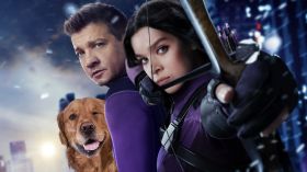 Hawkeye (Serial TV 2021) 018 Jeremy Renner jako Hawkeye (Clint Barton), Hailee Steinfeld jako Kate Bishop, Lucky the Pizza Dog