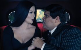 Wednesday (Serial TV 2022-) 003 Catherine Zeta-Jones jako Morticia Addams, Luis Guzman jako Gomez Addams