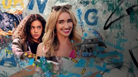 Ginny & Georgia (Serial TV 2021-) 002 Antonia Gentry jako Ginny, Brianne Howey jako Georgia