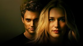 Ty (Serial TV 2018-) You 003 Penn Badgley jako Joe Goldberg, Elizabeth Lail jako Guinevere Beck