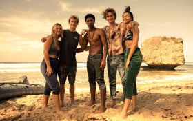 Outer Banks (Serial TV 2020-) 002 Madelyn Cline jako Sarah Cameron, Rudy Pankow jako JJ, Jonathan Daviss jako Pope, Chase Stokes jako John B, Madison Bailey jako Kiara