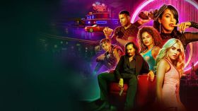 Sky Rojo (Serial TV 2021- ) 013  Yany Prado jako Gina, Veronica Sanchez jako Coral, Lali Esposito jako Wendy, Miguel Angel Silvestre jako Moises, Asier Etxeandia jako Romeo