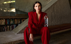 Millie Bobby Brown 014 Woda Essentia 2023