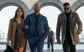 Gra fortuny (2023) Operation Fortune Ruse de guerre 010 Aubrey Plaza jako Sarah Fidel, Jason Statham jako Orson Fortune, Bugzy Malone jako JJ Davies