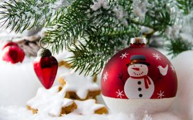 Swieta, Boze Narodzenie, Christmas 2111 Swierk, Snieg, Czerwona Bombka z Balwanem