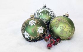 Swieta, Boze Narodzenie, Christmas 2113 Snieg, Trzy Zielone Ozdobne Bombki