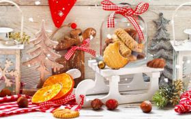 Swieta, Boze Narodzenie, Christmas 3840x2400 046 Sanie, Ciastka, Pomarancza, Orzechy, Sloik, Dekoracje