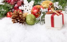 Swieta, Boze Narodzenie, Christmas 5120x3200 066 Swierk, Prezent, Szyszka, Bombki, Snieg