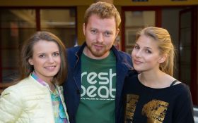 Na Wspolnej (2003-) Serial TV 035 Magdalena Los jako Lucja Pruska, Michal Tomala jako Daniel Brzozowski, Marta Wierzbicka jako Ola Ziminska