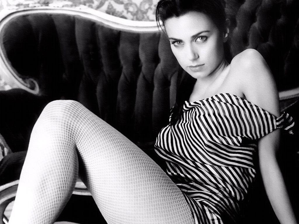 Mia Kirshner 11