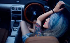 Tatuaze 047 Kobieta, Niebieskie Wlosy, Wnetrze Samochodu