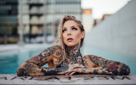 Tatuaze 093 Kobieta, Blondynka, Basen
