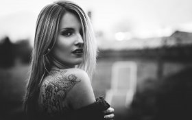 Tatuaze 100 Kobieta, Czarno biale zdjecie