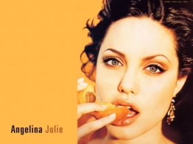 Angelina Jolie 30