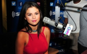 Selena Gomez 124 Mikrofon, Radio