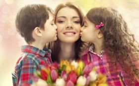 Dzien Matki 033 Mama, Dziewczynka, Chlopiec, Kwiaty, Tulipany