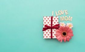 Dzien Matki 056 Prezent, Kwiat, i Love Mom