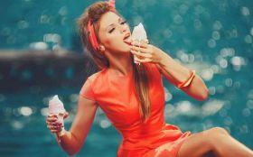 Lody 107 Ice Cream, Kobieta, Czerwona Sukienka i opaska, Lody w waflu