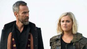 The 100 019 Serial TV Sezon 6 JR Bourne jako Russell Lightbourne VII, Eliza Taylor jako Clarke Griffin